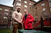 Sosionom Christian René Wold (t..v.) slår av en prat med Nico, som bor i blokka og er selverklært vaktmester.