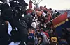 AKSJON: Politiet fjerner demonstranter som sperrer anleggsveien ved Stilla. Tusenvis av demonstranter reiste til Alta i forsøket på å hindre utbygging av vassdraget.