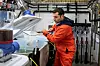 PRESISJON: Forsker Angelico Madaro fra ­Sør-Italia henter opp en smolt. Det er en fisk som bare har levd i ferskvann. Snart starter livet i sjøen, og da gjennomgår fisken store endringer for å tilpasse seg livet i saltvann.