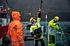 PRØVER FISKELYKKEN: Jan Olav Fosse (i midten) kjøper sjelden fisk i butikken. Han spiser både laks fra anlegget og fisker etter kveite eller torsk utenfor innhegningene.