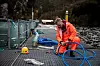 STUDENT: Lars-Thomas Larsen teiper igjen et hull på slangen som skal slippe ut luft. Han studere ved Universitetet i Bergen og tar mastergrad på bobleprosjektet.