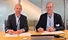 FØRSTE I TELEKOM: Odd Woxholt, divisjonsdirektør i Skatteetaten (t.v.) og Thor-Egel Bråthen, administrerende direktør i Eltel Norge