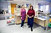 PÅ KJØKKENET: Vikar Lise Taraldsen Høy og sjefskokk Beate Mannsverk kjenner arbeiderne på Stjernøya. Gruvefolket vil ha kraftmat og ingen porsjonskontroll.