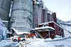 STORE VOLUM: Øystein Pedersen foran funksjonærvaktbilen foran siloene foran fjellet på Stjernøya. Gruvebedriften på Stjernøya driver industri i mektig natur.