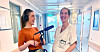 PÅ OPPTAK: Journalist Maud Lervik møtte her jordmor Trine Gåsland Rekve på fødestua i Leknes i Lofoten. Neste episode handler om hvordan hun bringer liv til verden.