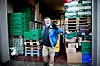 STOPPER SULTEN: Stadig flere trenger hjelp av matudelingsstasjonen. Jochen Tesker arbeider frivillig og forteller at de hjelper 2400 personer i måneden, mot 1800 før.