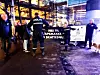 MOTSTAND: Vindkraftmotstandere i samtale med Politiet rett utenfor inngange til Oslo Spektrum og NHOs årskonferanse i 8-tiden onsdag morgen.