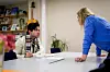 Arbasz og Helene Bredal i lokalene til Opal i Trondheim. Her kan enslige mindreårige flyktninger få støtte og hjelp.