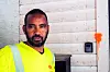Bereket Waendae, renholder i Eir, kom på jobb midt under streikemarkeringen. Han fant både kolleger og pølser på stedet.