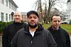 MED FAGFORBUNDET I RYGGEN: Fagforbundet ved hovedtillitsvalgt Pål Christiansen (t.v.) i Fredrikstad og Lloyd Forbes, leder for Yrkesseksjon helse og sosial i Fagforbundet Østfold, vil hjelpe Morgan Mikkelsen med å få fast stilling i Fredrikstad kommune.