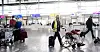 KONKURRERER OM OPPDRAG: Alle flyplasser må tilby assistanse til reisende med bevegelseshindringer, en tjeneste de har satt ut på det private markedet. Her hjelper servicemedarbeider Irene Fahre i ISS Shanta Shankar så hun rekker flyet hjem til Trondheim.