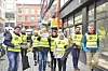 PÅ KURS: Ivrige kursdeltakere markerte seg i Torggata i Oslo torsdag.