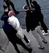 Doktorgradsstudenten Rümeysa Öztürk ble pågrepet av ICE-agenter 25. mars i Somerville, Massachusetts. Skjermbilde fra overvåkingsopptak.