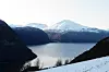 STORSLÅTT: Høye fjell preger området. Det bor folk både her oppe hvor bildet er tatt og i dalen under. Utsikt mot Stranda kommune, Stordals nabokommune.