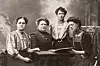 I 1909 ble «Kvindernes  Kontor»; opprettet. Her er styret.  Fra venstre ser vi  Mathilde Olsen, Hanna Adolfsen, Anna Pleym og Helga Thorsen (senere Nitteberg).