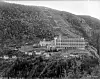 På begynnelsen av forrige århundre var Vemork verdens største vannkraftverk. I 1927 førte Norsk Hydro opp et nytt bygg foran det gamle, kalt Vannstoffen på folkemunne. Det ble revet igjen i 1977.