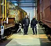 Det er nok å holde på med i mange år framover. Et stort antall vogner venter på kjærlig pleie fra Håvard Haugen og Bjørn Strander som jobber med bygningsvern.