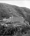 På begynnelsen av forrige århundre var Vemork verdens største vannkraftverk. I 1927 førte Norsk Hydro opp et nytt bygg foran det gamle, kalt Vannstoffen på folkemunne. Det ble revet igjen i 1977.