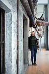 Fasaden til rommet der tungtvannet ble produsert, står som før. Ingelinn Kårvand står ved døren hvor sabotørene tok seg ut etter at de hadde sprengt beholderne med det ettertraktede innholdet i februar 1943.