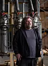 Bjørn Strander har jobbet på museet i 19 år. Akkurat nå lager han en kopi av et stativ som ble brukt til å støtte opp beholdere med tungtvann. Like bak ham står et av de originale stativene. De fleste av de opprinnelige beholderne ble sprengt under tungtvannsaksjonen i 1943.