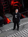 Opprinnelig var det ti turbiner i maskinhallen, men fire ble fjernet da kraftstasjonen ble lagt ned i 1971. Museumspedagog Hilde Widvey har presentert verdensarv for utallige skoleklasser, blant annet her i maskinhallen på Vemork.