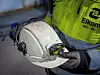 TUNG: Hjelmene de bruker i fabrikken har hørselsvern, visir og beskyttelsesskinn festa på seg. Det ble for tung for nakken til Sæterbakk.