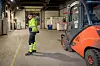 NYTT: Tilpasning og omskolering har vært avgjørende for at operatør Ståle Sæterbakk ikke ble helt borte fra arbeidsplassen. I dag jobber han i det nye pakkeriet ved smelteverket.