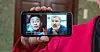 Nobelkomiteens leder Berit Reiss-Andersen viste fram et bilde på en mobiltelefon av årets fredsprisvinnere, journalistene Maria Ressa og Dmitrij Muratov på Nobelinstituttet, i Oslo samme dag som årets vinnere ble kunngjort.