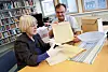 Klenodier: Klenodiene i Arbeiderbevegelsens akriv og bibliotek, her den første hovedavtalen, håndteres med stor forsiktighet av Solveig Halvorsen, tidligere nestleder, og Frank Meyer, daglig leder.