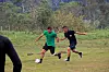 FRÅ KRIG TIL FOTBALL: Bildet er frå Norsk Folkehjelp sitt pilotprosjekt for minerydding i Colombia. Mannen til venstre er ein tidligare FARC-soldat og mannen til venstre representerer myndigheitene i landet. Då norsk folkehjelp satte saman team til minerydding, blei det plassert folk frå begge sider på same lag.