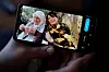 Mor og datter: På et  av bildene på Tahreers  mobiltelefon sitter hun med moren sin, som hun var på besøk hos da krigen brøt ut. De fikk ikke tatt farvel før 48-åringen ble evakuert ut av Gaza og hjem til Norge.