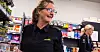 HANDEL: Verksmester i butikken Ann-Mari Skarstein (55) fyller på varer sammen med kollega Heidi Lindland (48).