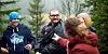 SAMHOLD: Olivier Giskes (t.h) gir litt ekstra varme til en kald medelev ute i skogen ved skolen. Jakob Hall (t.v.) ler av noe lærer Johanna Asprusten sier.
