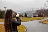SNAKKER I TELEFONEN: Når Ariana Berisha ringer kollegene sine, ringer hun dem på Facetime. Slik kan de snakke med hverandre på tegnspråk helt uten problem.