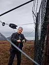 NYTT LIV PÅ ANDØYA: Dzevad Lugavic er elektriker ved Andøya militære lufthavn. Her reparerer han et strømgjerde, etter at en elg har løpt inn i det.