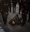 Jouvnas Bruun Arnesen ble båret vekk av politiet. Høyesterett slo i oktober 2021 fast at vindkraftverkene på Fosen-halvøya ble satt opp i strid med urfolksrettighetene.