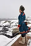 LO-nestleder Sissel Merete Skoghaug er i ferd med å fri seg fra fortidens skam. Hun har byttet ut festdrakten med en sjøsamisk kofte fra Kvænangen og Loppa.