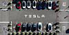 Tesla-biler på rekke og rad på en parkeringsplass utenfor selskapets fabrikk i Fremont i California. En amerikansk tilsynsmyndighet mener det er en utbredt rasistisk ukultur ved fabrikken, og har reist søksmål mot selskapet.