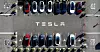 Tesla-biler på rekke og rad på en parkeringsplass utenfor selskapets fabrikk i Fremont i California. En amerikansk tilsynsmyndighet mener det er en utbredt rasistisk ukultur ved fabrikken, og har reist søksmål mot selskapet.