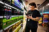 PÅ VEI TILBAKE: Nå er det godt besøk i kiosken der konserntillitsvalgt Inger Kristin Byberg jobber. Men da flytrafikken var som lavest, var det stille og øde.