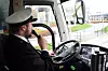 ENGELSK OG NORSK: På flybussen er ikke stoppestedene forhåndsinnspilt. Andreas Hetlelid må derfor i ilden på både engelsk og norsk.