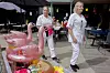 TIllitsvalgt Carina Eikeland (til venstre) og Eva Steinsvik trives godt på Sandsli, men synes det er intenst å jobbe fulltid som helsefagarbeidere.