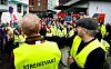 FANEMARKERING: Steinar Krogstad og Arne Jæger foran demonstrantene.