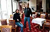 TURISME: Monja Mjelva og ektemannen er fjerde generasjon eigarar og drivarar av Hotel Union. Hotellkokk Jakub Kacperski og kona kom til Geiranger for fem år sidan. Og treivst så godt at dei vart verande.