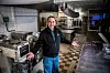 NY KVARDAG: Hotellkokk Jakub Kacperski viser fram kjøkkenet. Når han er tilbake må han følge strenge smittevernreglar. Hotellet går blant anna frå buffé til å servere all mat à la carte.