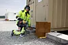 Thomas, driftstekniker og tømrer i Forsvarsbygg, har fått jobben med å skifte ut trappetrinn i tre med metallrister som ikke blir like glatte på vinteren.