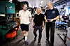 – Hva kan vi som kommune gjøre for at dere skal ha bedre vilkår? spør Aps ordførerkandidat i Kragerø, Kristoffer Stoa Gundersen (til venstre). Her får han og Jørn Eggum omvisning på fabrikkgulvet til DNH av klubbleder Bjørn Nybu.