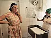 YSTING: Maria Ballhaus underviser elever på Vg3 i ysting. Her lages blåmugg-osten Bleu de Lacqueille.