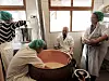 SNART FERDIG: Elever på Vg3 yster mozarella-ost, som snart er klar.