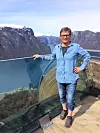 FYLKESLEDER: Fylkesleder Gry Tokvam i SL Sogn og Fjordane på hjemlige trakter med Aurlandsfjorden i bakgrunnen.